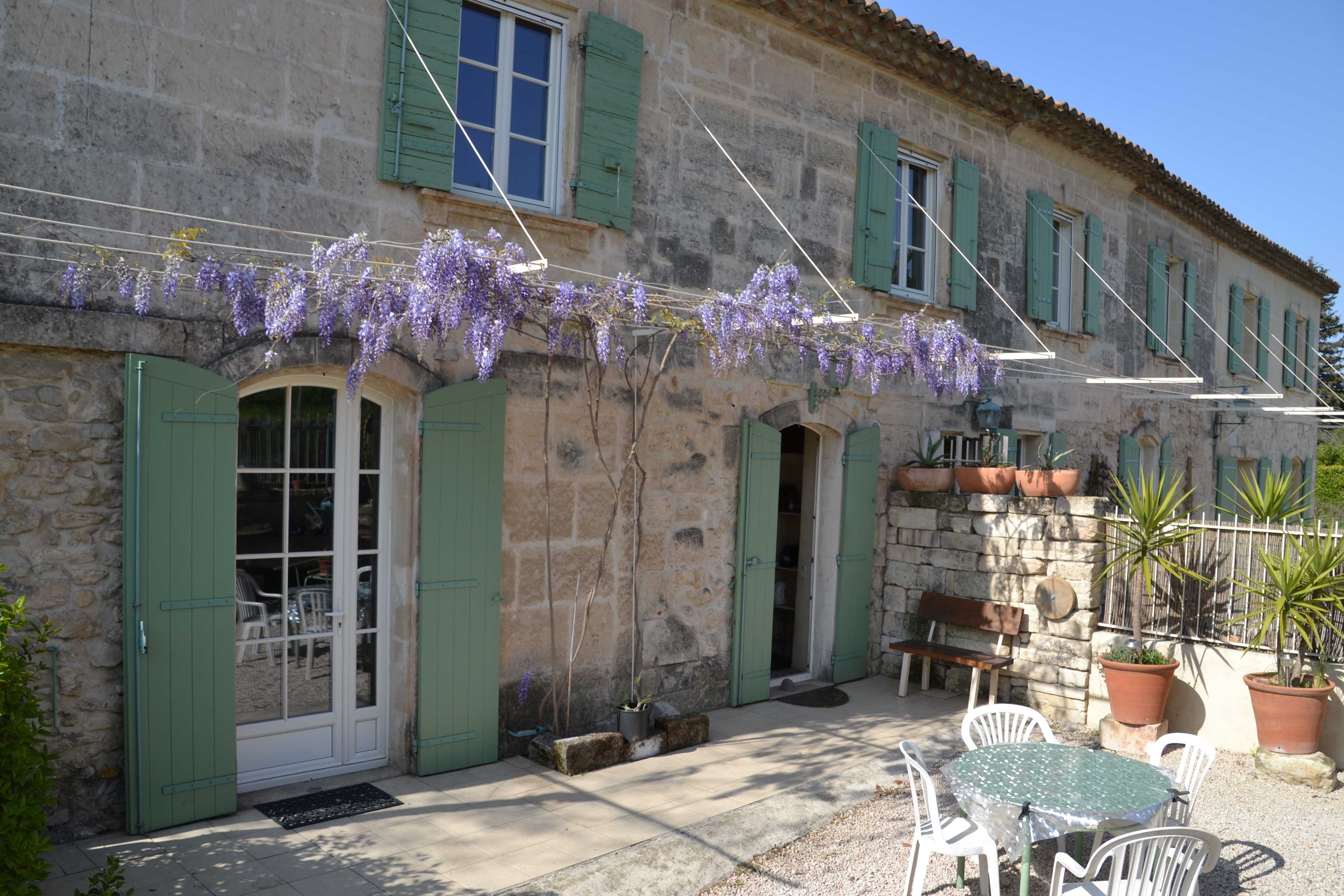 The Mas des Platanes' facade 